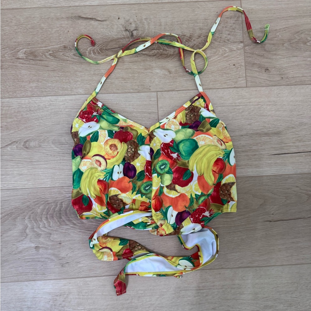Kortni Jeane Medium swim top with no underwire and tie at the neck.